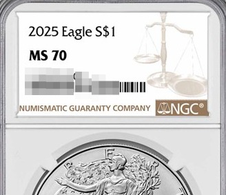 コインのグレーディング(鑑定・認定)とは? こちらはNGC社により鑑定されスラブ(ケース)に封印された、2025年に発行された、イーグル・シルバー(S)銀貨で、ミントステート(MS)70(最上級)のものです。