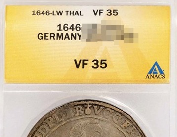 コインのグレーディング(鑑定・認定)とは? ANACS社により鑑定されスラブ(ケース)に入った、1646年にドイツ(Germany)のコインで、LWという造幣者(「LW」は造幣者(ミントマスター)のイニシャルや造幣所の識別記号を示している可能性があります。ドイツの古銭では、造幣局長や刻印者の頭文字が刻まれることがよくあります。)により鋳造されたターラーコインで、(16世紀から19世紀にかけてドイツやヨーロッパ各地で広く使われた大型銀貨で、のちの「ドル(Dollar)」の語源にもなった重要な通貨です。)グレードはVF(非常に良い)の35(摩耗はあるものの主要なデザインがはっきり残っている状態)です。
