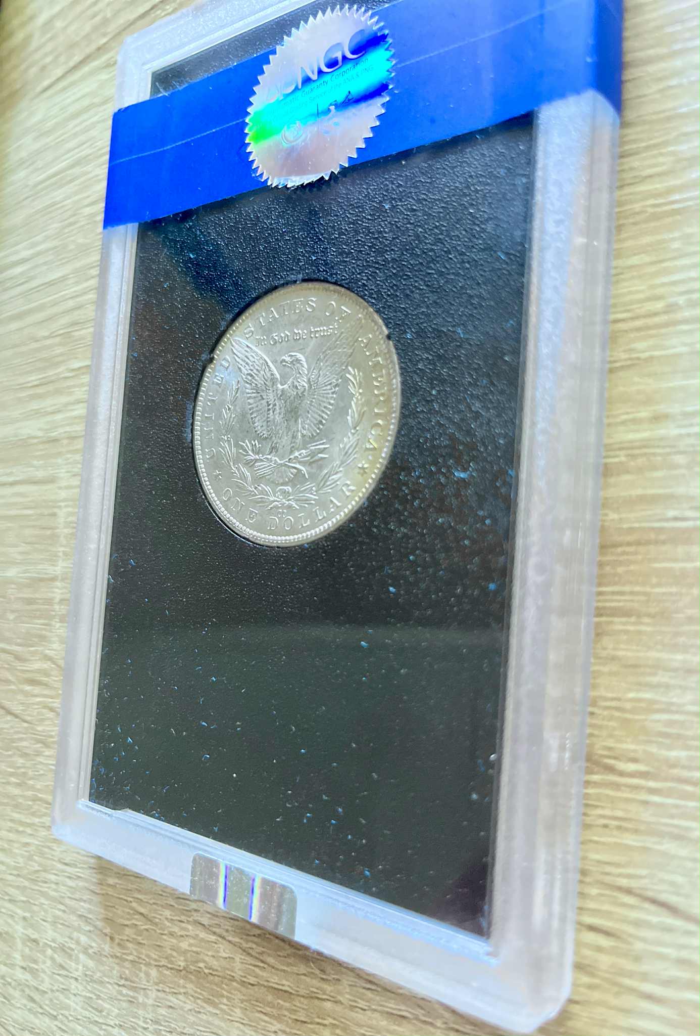 428a72cd-709f-47fc-98ce-f328f6873028 【希少・政府蔵出し・鑑定済・高グレード】1882年 カーソンシティ モルガンダラー MS65 GSAホード NGC認定 箱・証明書付き - 画像 (7)